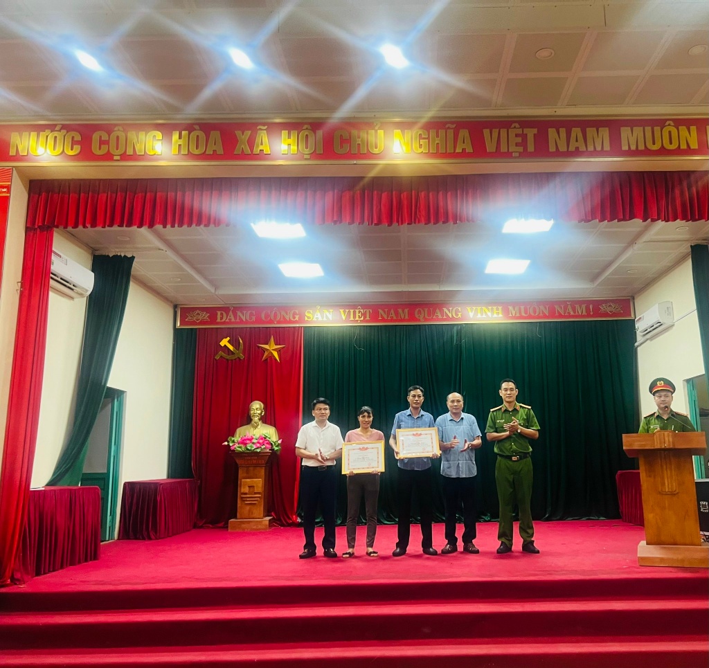 Chủ tịch UBND thị trấn Thắng khen thưởng đột xuất cho 2 công dân có thành tích trong PTBVANTQ  năm 2023