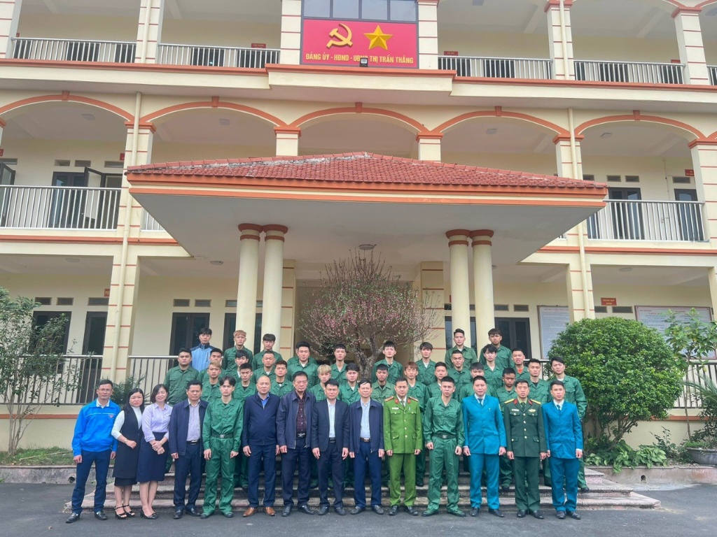 Thị trấn Thắng tổ chức gặp mặt, động viên tặng quà tân binh lên đường nhập ngũ năm 2024