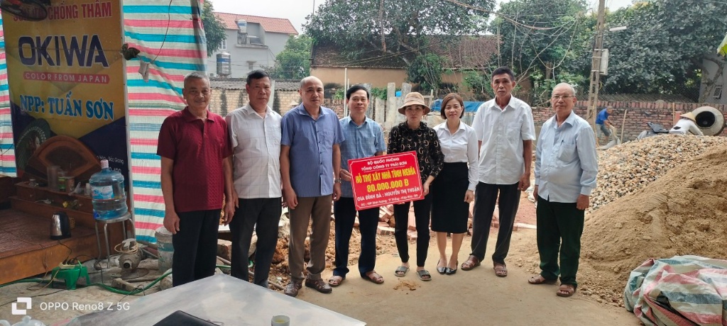 Thị trấn Thắng tổ chức trao tiền hỗ trợ xây dựng nhà ở cho hộ có hoàn cảnh khó khăn đặc biệt.