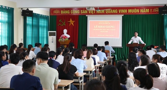 Khai giảng lớp nhận thức về Đảng cho công nhân